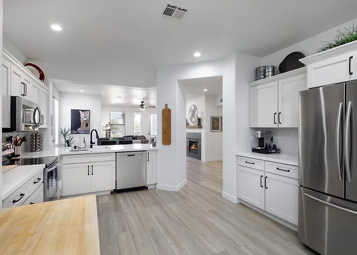 Golf View, Prime Area, Heated Pool, Spa, Luxury Apartment Scottsdale