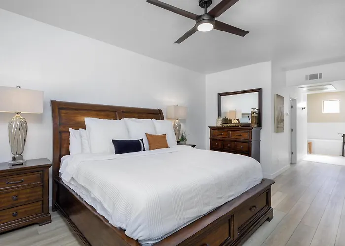 Golf View, Prime Area, Heated Pool, Spa, Luxury Apartment