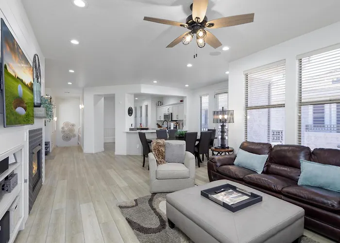 Golf View, Prime Area, Heated Pool, Spa, Luxury Apartment Scottsdale